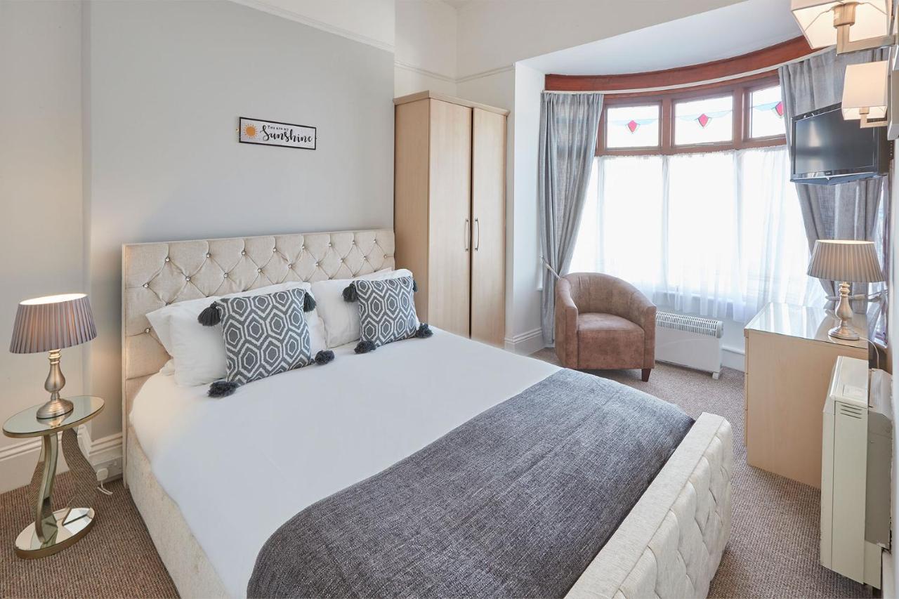 Apartment 3, Khyber Lodge Apartments Уитби Екстериор снимка