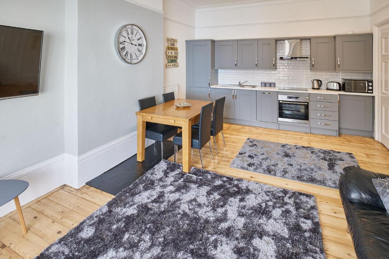 Apartment 3, Khyber Lodge Apartments Уитби Екстериор снимка
